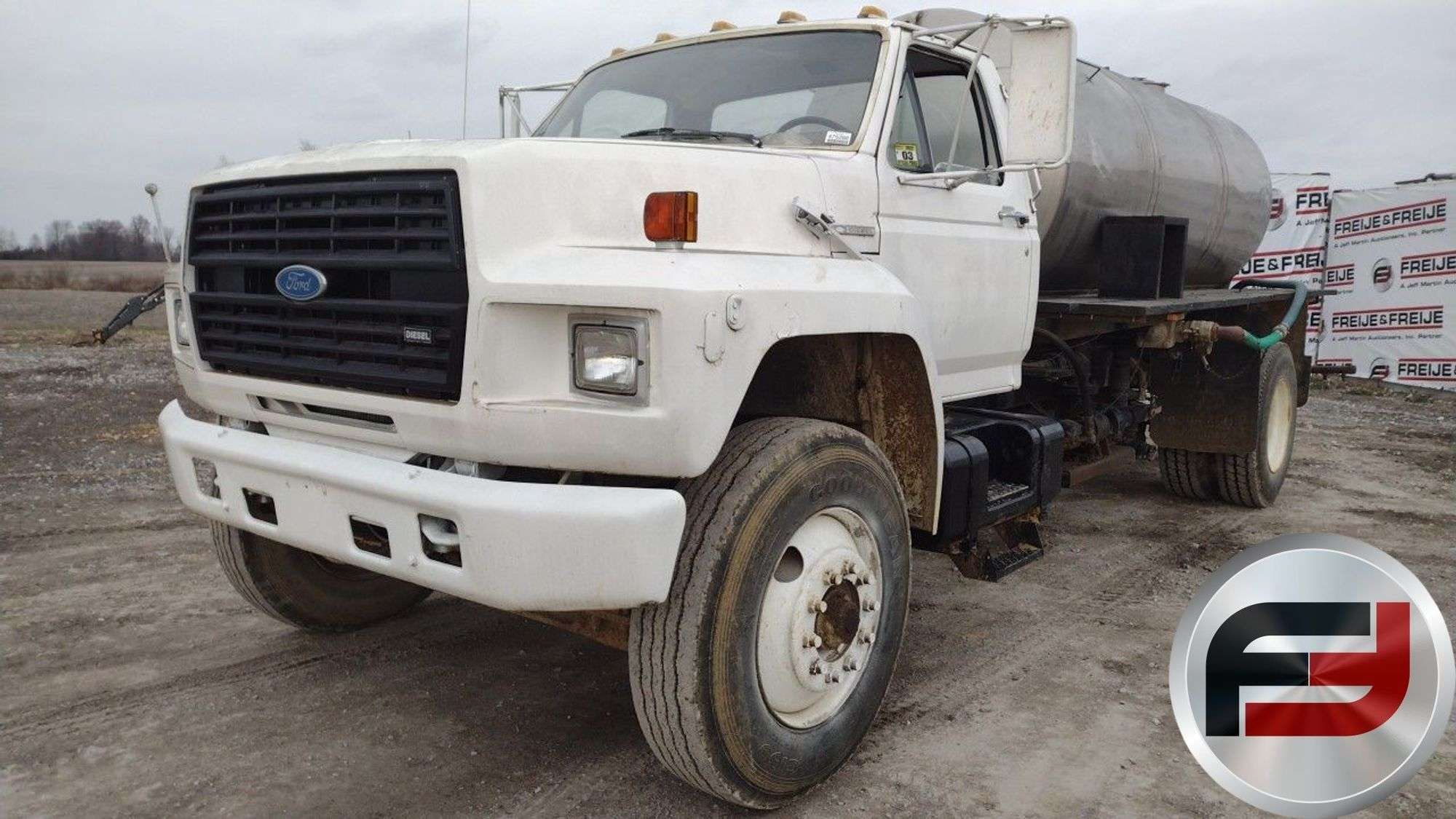 1988 Ford F-800 Equipment Image0