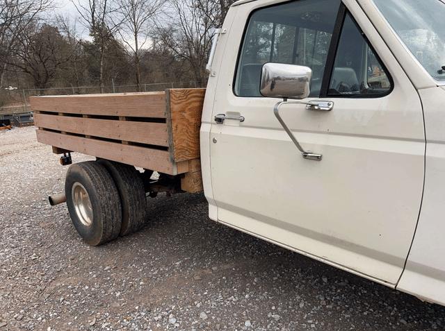 Image of Ford F-350 equipment image 2