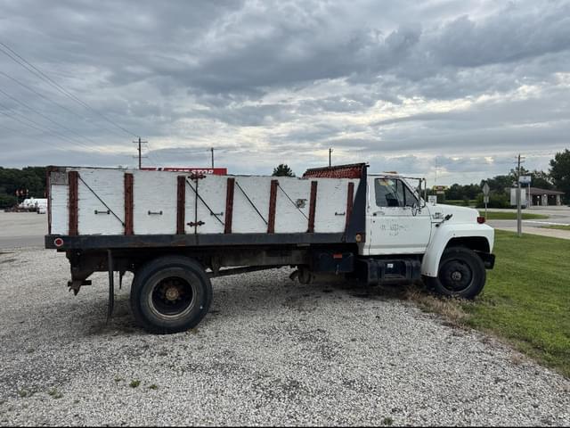 Image of Ford F700 equipment image 2