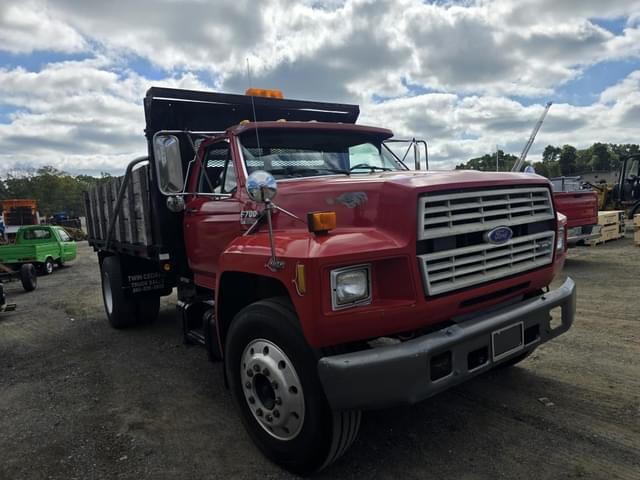 Image of Ford F-700 equipment image 2