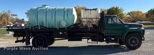 Image of Ford F-700 equipment image 3