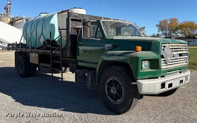 Image of Ford F-700 equipment image 2