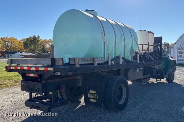 Image of Ford F-700 equipment image 4