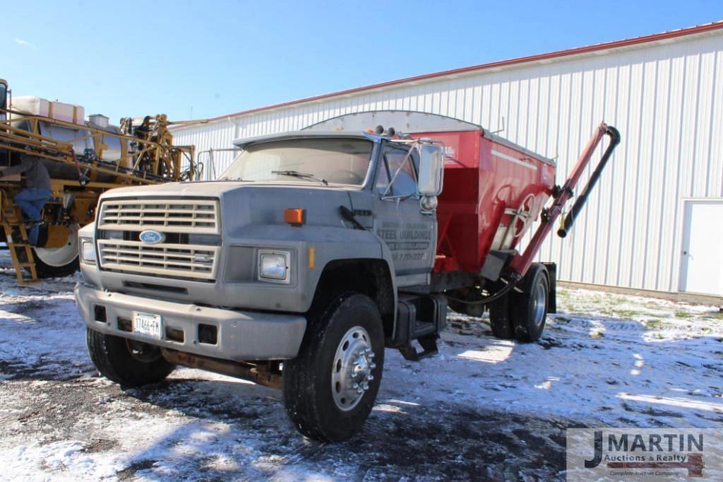 Image of Ford F-800 Primary image