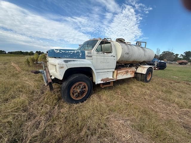 Image of Ford F-800 Primary image