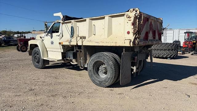 Image of Ford F-800 equipment image 2