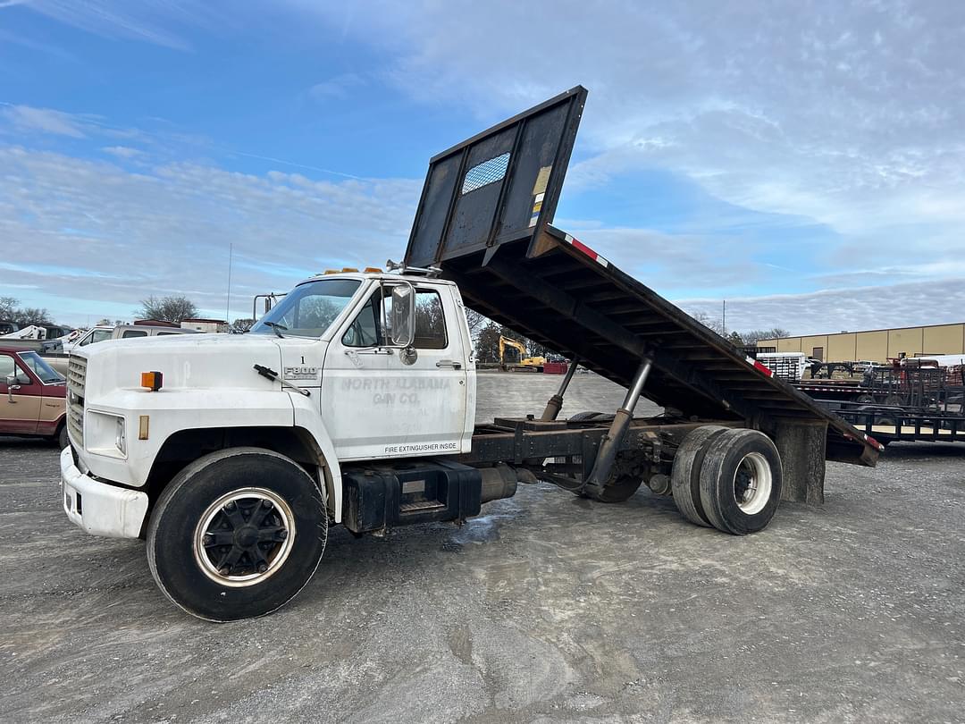 Image of Ford F-800 Primary image