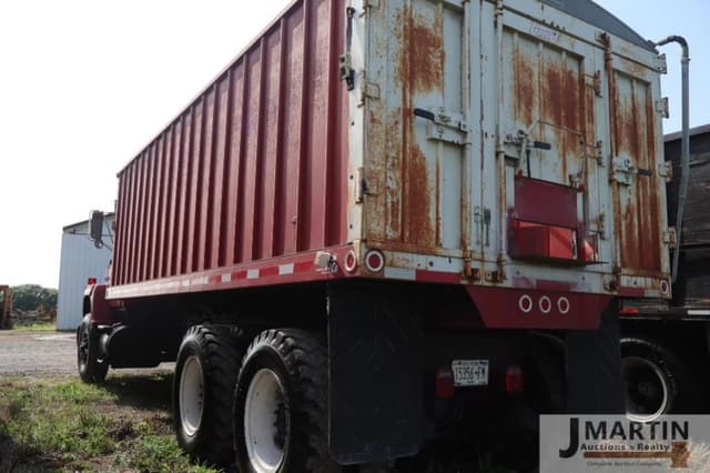 Image of Ford L8000 equipment image 3