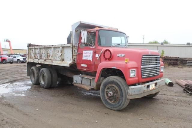 Image of Ford L8000 equipment image 2