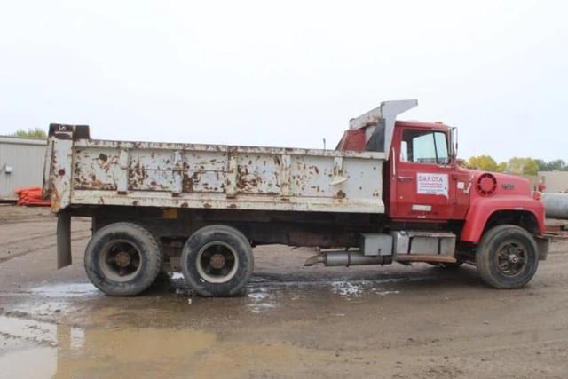 Image of Ford L8000 equipment image 4