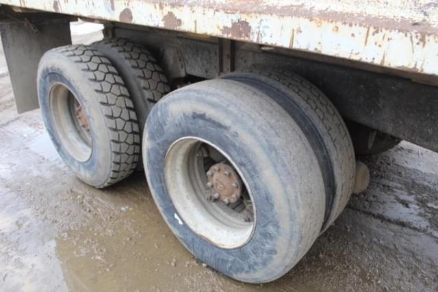 Image of Ford L8000 equipment image 3