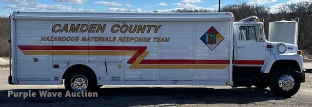 Image of Ford L8000 equipment image 3