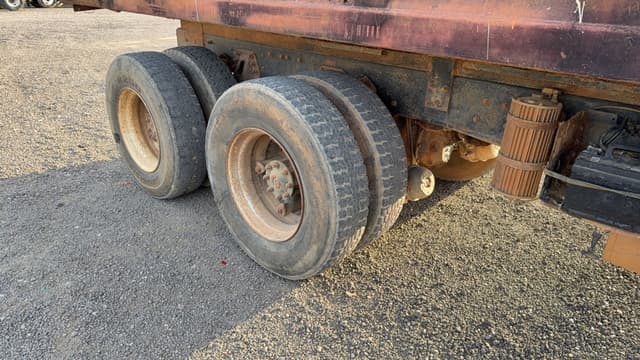 Image of Ford L8000 equipment image 4