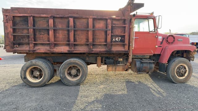 Image of Ford L8000 equipment image 3