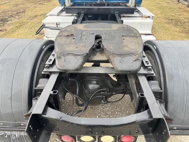 Image of Ford L9000 equipment image 4