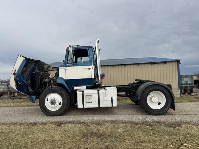 Image of Ford L9000 equipment image 2