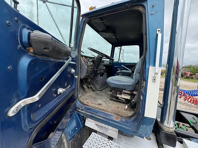 Image of Ford L9000 equipment image 3