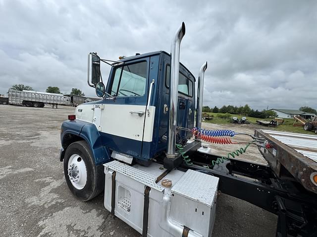 Image of Ford L9000 equipment image 2