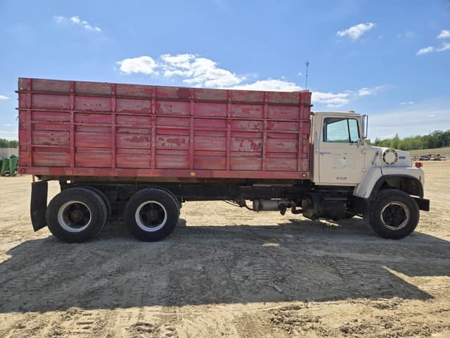 Image of Ford L9000 equipment image 4