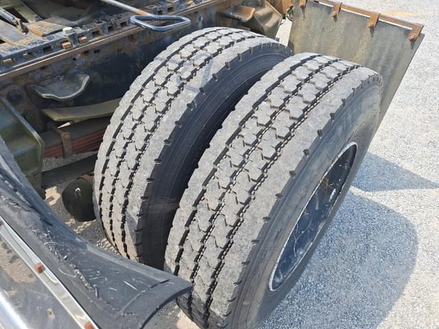 Image of Ford L9000 equipment image 3