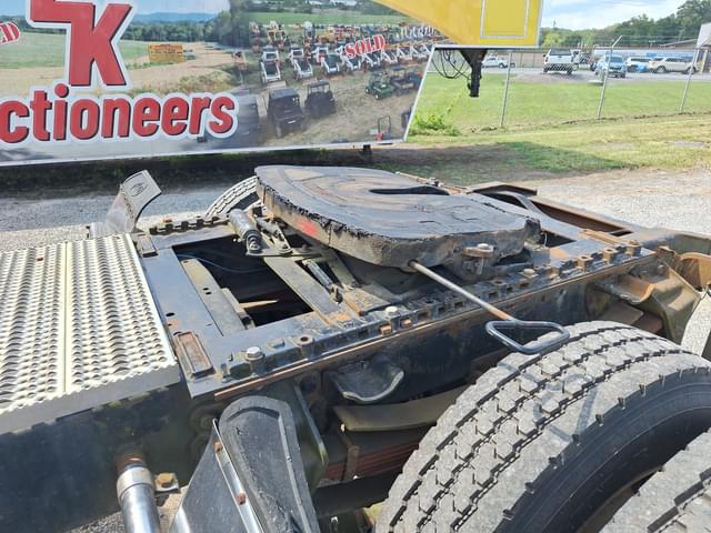 Image of Ford L9000 equipment image 4