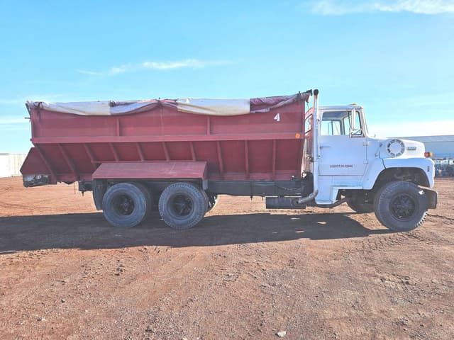 Image of Ford L8000 equipment image 4