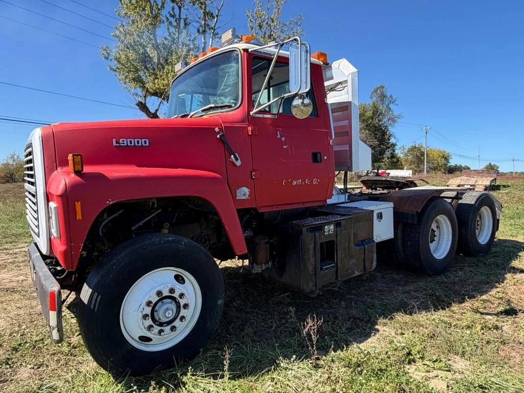 1988 Ford LT9000 Equipment Image0
