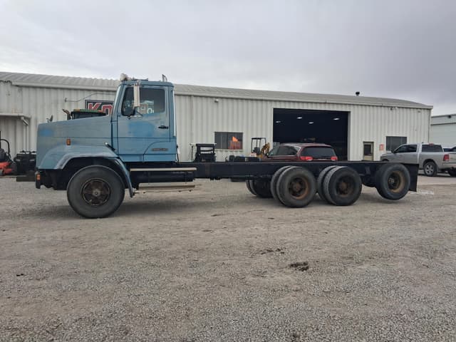 Image of Freightliner FLC112 equipment image 2