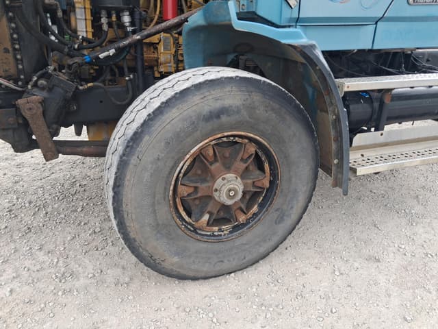 Image of Freightliner FLC112 equipment image 4