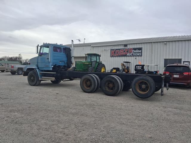 Image of Freightliner FLC112 equipment image 3