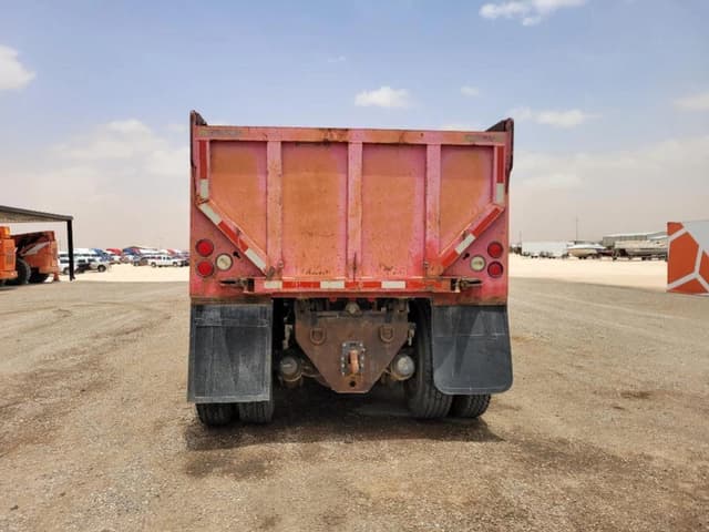 Image of Freightliner FLC112 equipment image 3