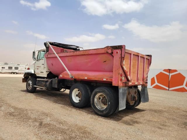 Image of Freightliner FLC112 equipment image 2