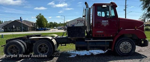 Image of Freightliner FLC112 equipment image 3