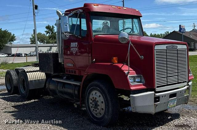 Image of Freightliner FLC112 equipment image 2