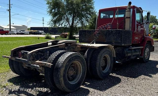 Image of Freightliner FLC112 equipment image 4