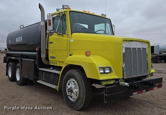 Image of Freightliner FLC112 equipment image 2