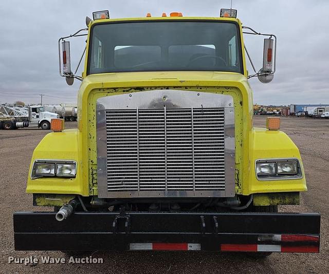 Image of Freightliner FLC112 equipment image 1