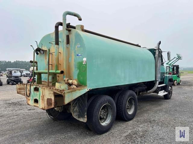 Image of Freightliner FLC112 equipment image 4