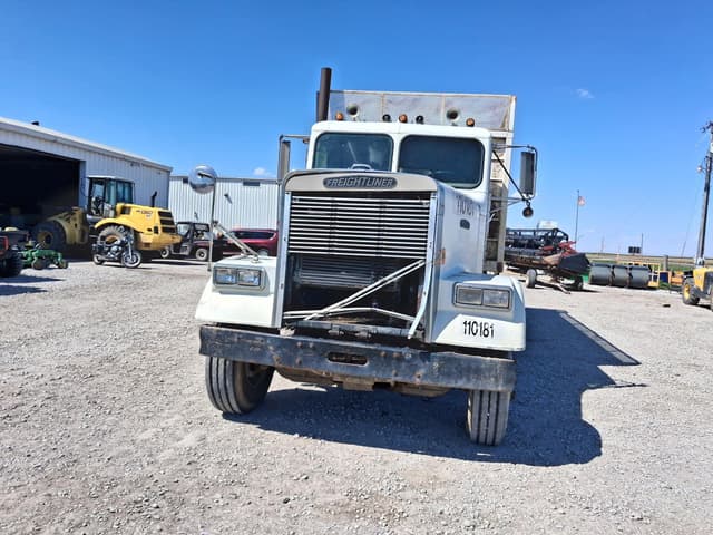 Image of Freightliner FLC120 equipment image 3