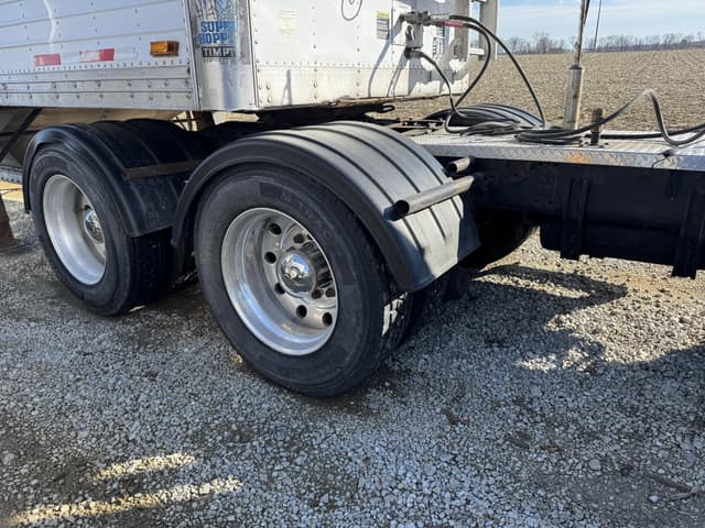 Image of Freightliner FLC120 equipment image 3