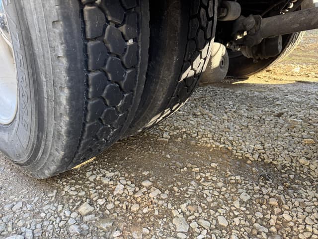 Image of Freightliner FLC120 equipment image 4