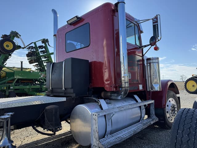 Image of Freightliner FLC120 equipment image 2