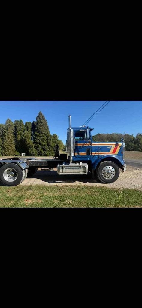 1988 Freightliner FLD120 Equipment Image0
