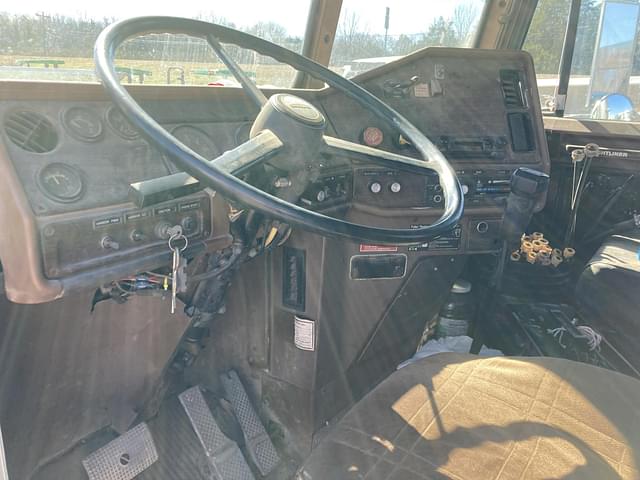 Image of Freightliner FLD120 equipment image 2