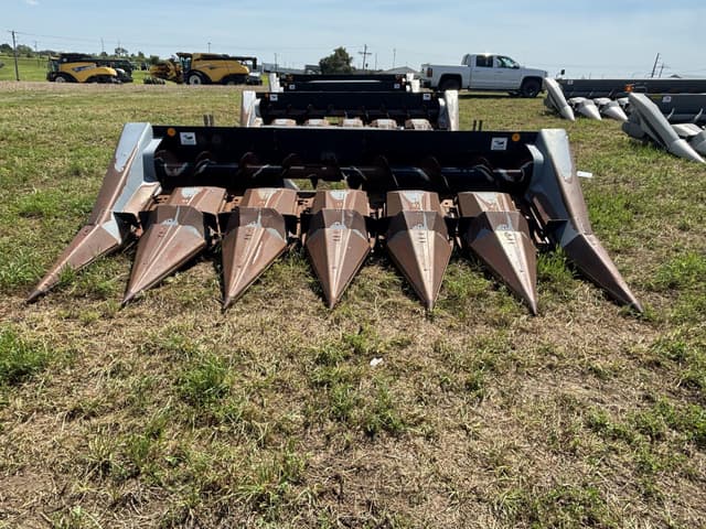 Image of Gleaner Hugger 630 equipment image 1