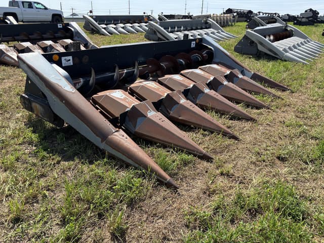 Image of Gleaner Hugger 630 equipment image 2