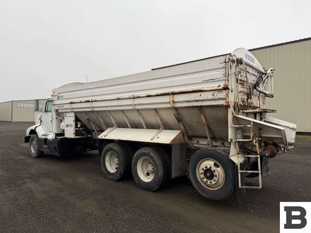 Image of International 8300 equipment image 3