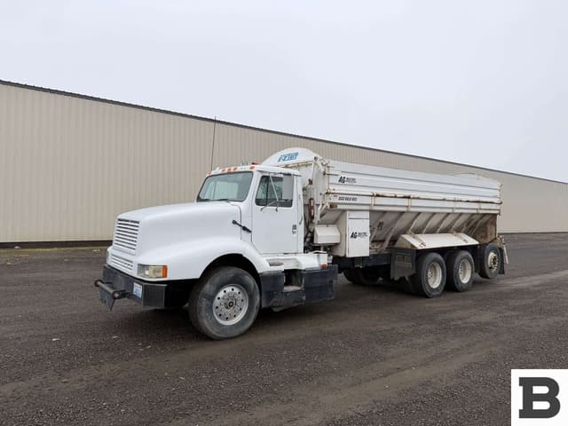 Image of International 8300 equipment image 1