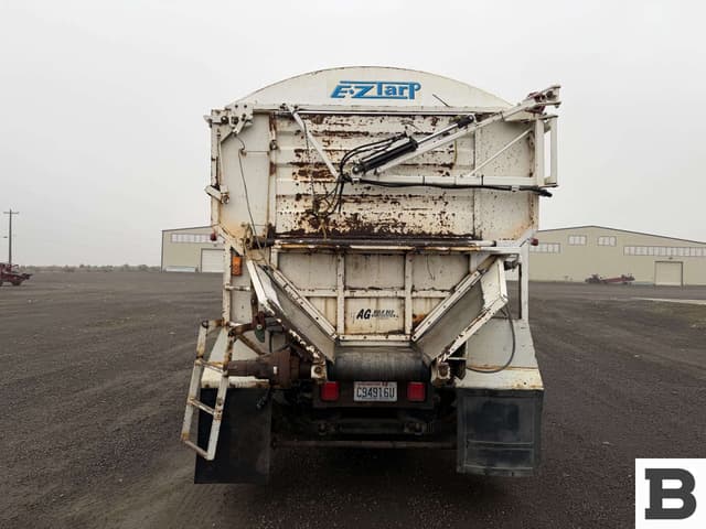 Image of International 8300 equipment image 4