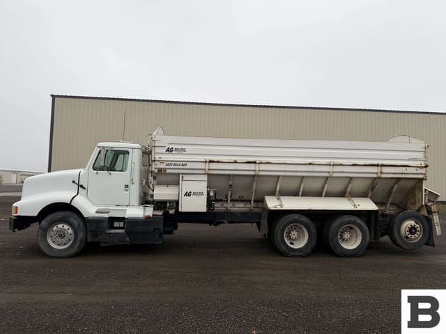 Image of International 8300 equipment image 2